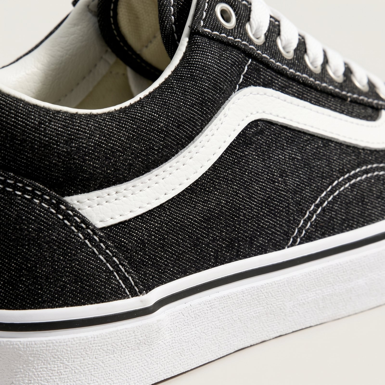 Detalhe da lateral do Vans Old Skool mostrando a jazz stripe