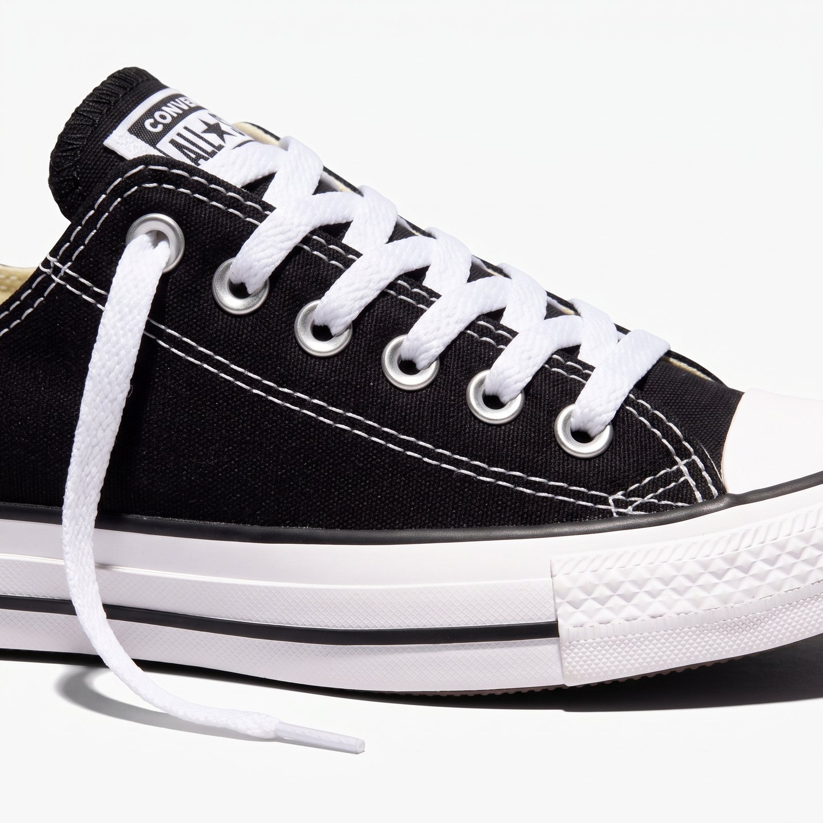 Detalhe do emblema em formato de estrela do Converse Chuck Taylor no tornozelo
